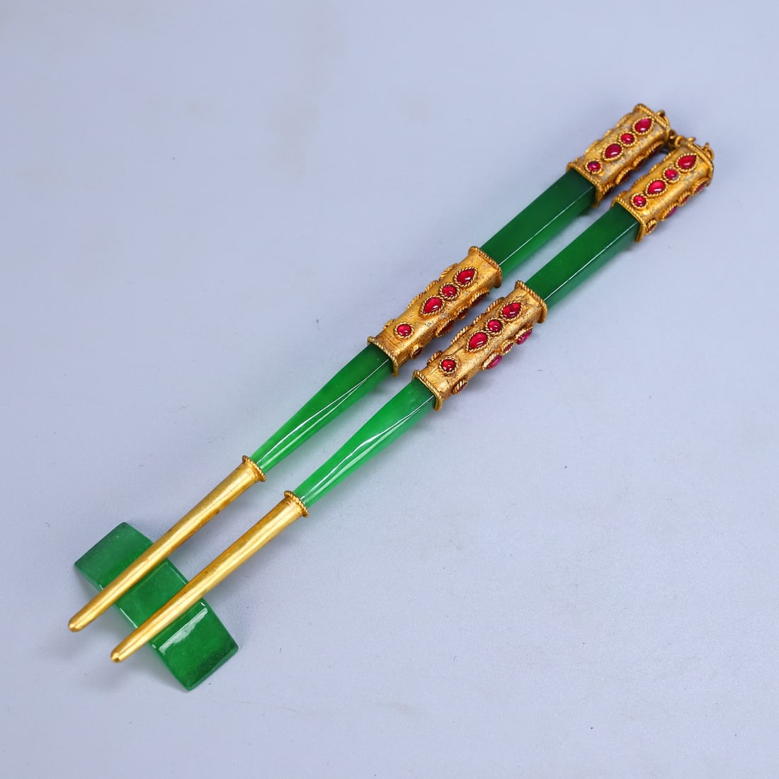 An Exquisite Gilt Silver Inlaid Jadeite Chopsticks,Inlaid Gems: An Exquisite Gilt Silver Inlaid Jadeite Chopsticks,Inlaid Gems,Qing Dynasty,China,Size:8.7inx1.6in一双铜镀金镶翡翠筷子，嵌ऩ