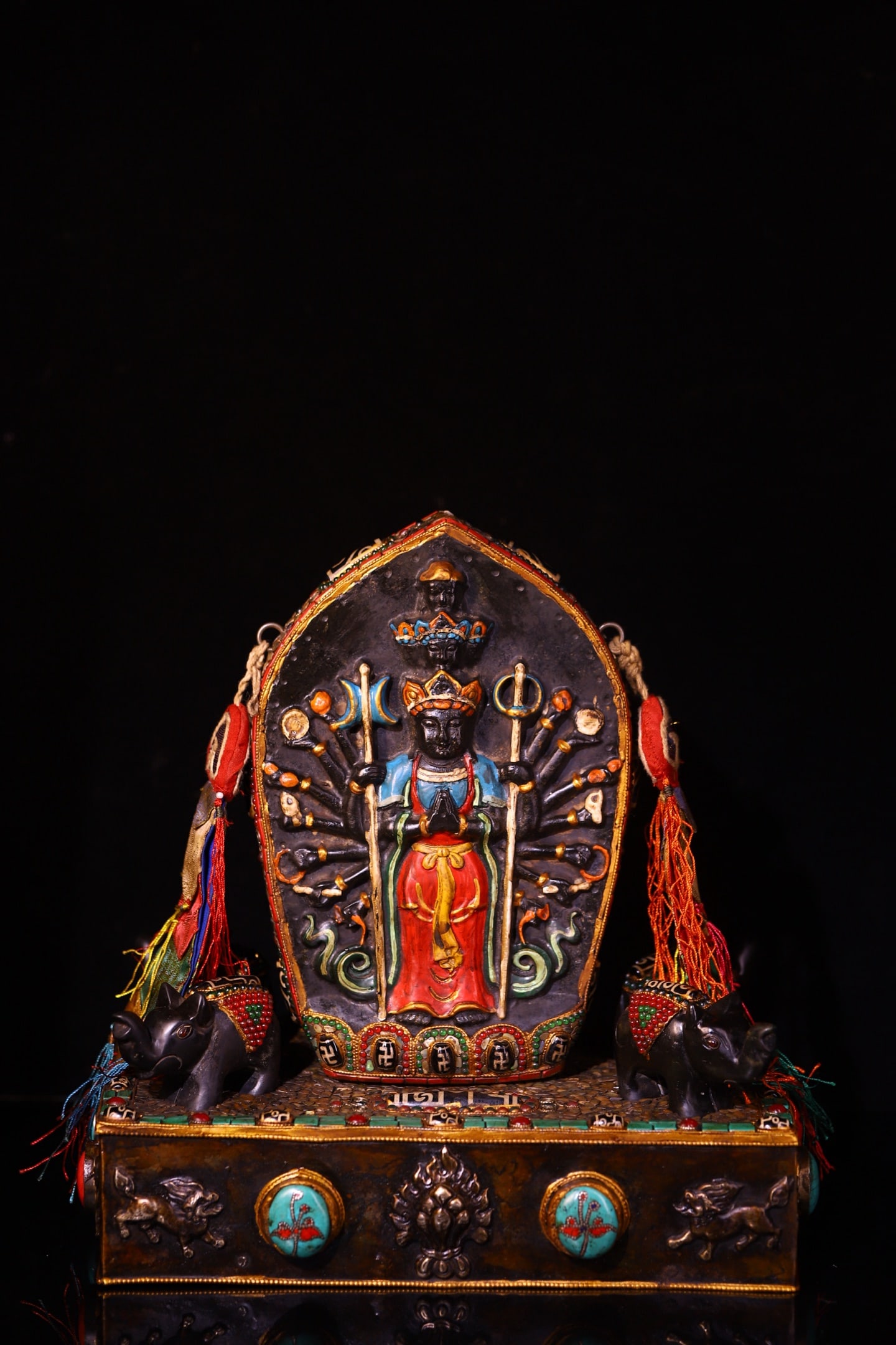 A Rare Meteorite Inlaid Dzi Bead and Gems Buddha Statue Pattern Ornament: A Rare Meteorite Inlaid Dzi Bead and Gems Buddha Statue Pattern Ornament,Qing