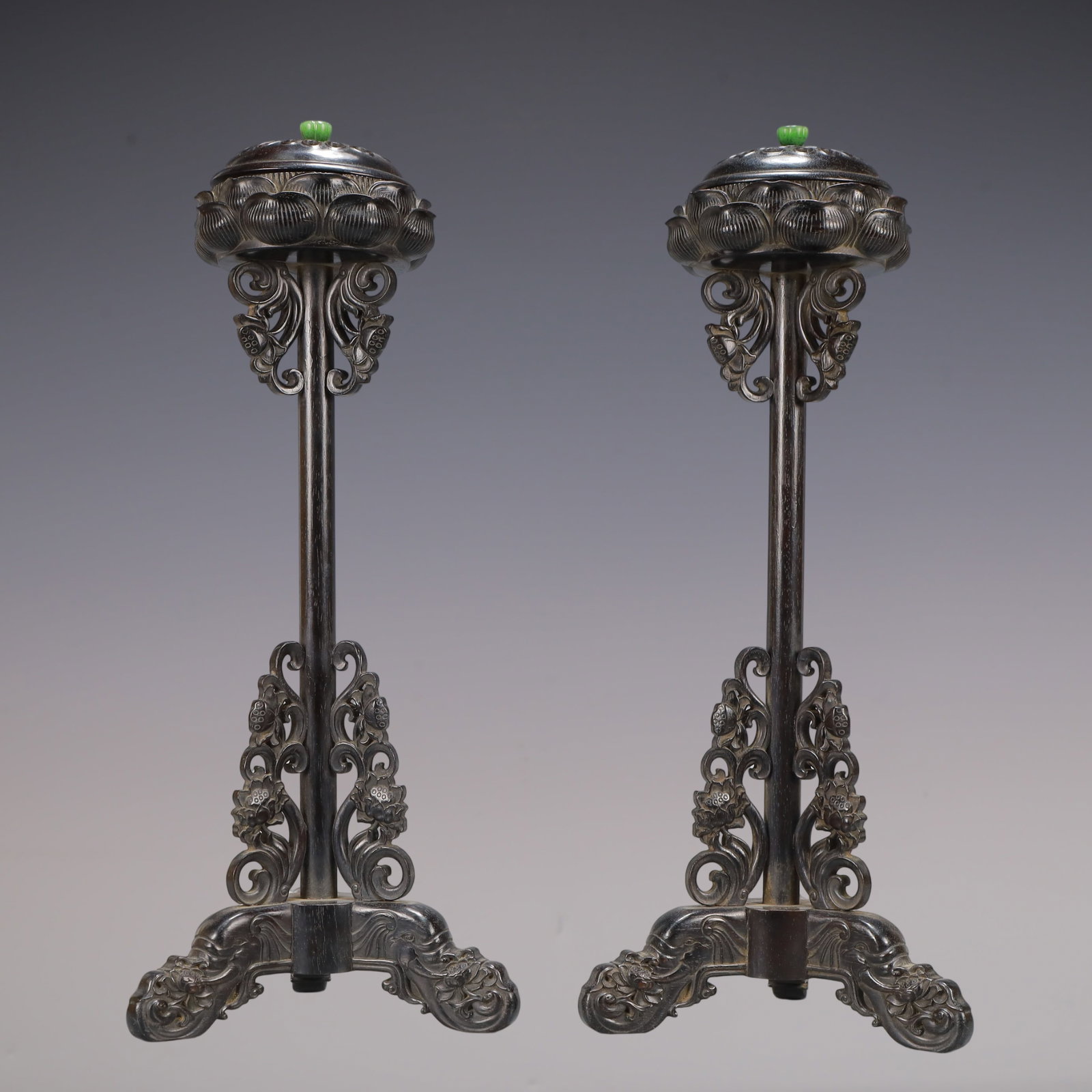 A Exquisite A pair of Zitanwood Flower Pattern Censer: A Exquisite A pair of Zitanwood Flower Pattern Censer Qing Dynasty, China Size:5.9inx14.2in Weight:850g一对紫檀木花卉纹香炉