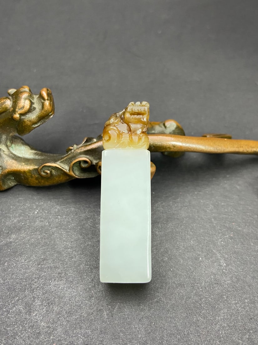 An Exquisite White Jade Auspicious Beast Pattern Seal: An Exquisite White Jade Auspicious Beast Pattern Seal,Qing Dynasty,China,Size:2inx0.6inx0.5in,Weight:23g白玉瑞兽纹印章,中国清代,Size:5