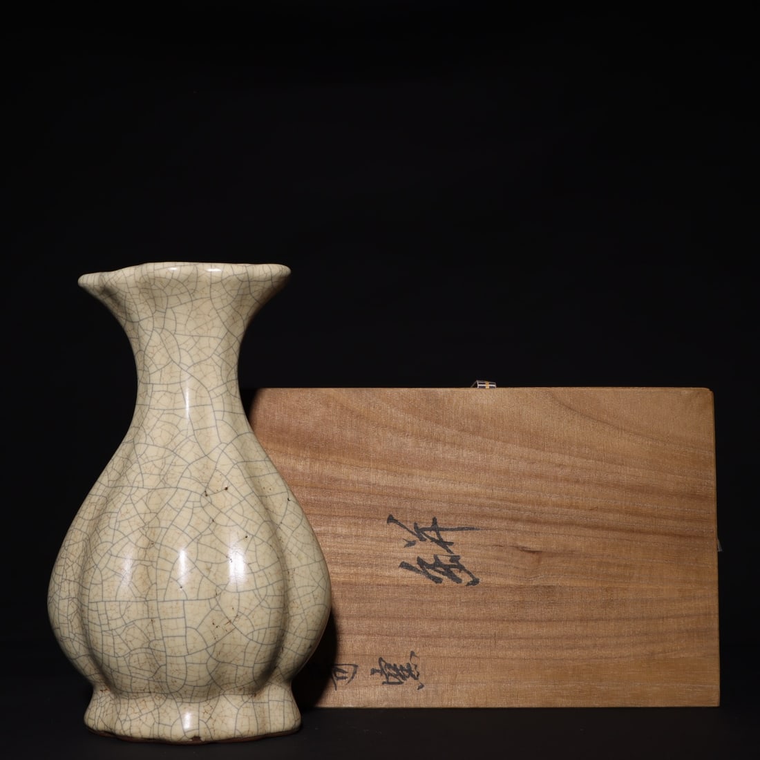 An Exquisite Ge yao Vase: An Exquisite Ge yao Vase,Song Dynasty,China,Size:10.2inx6.3in哥窑瓶,中国宋代,Size:26cmx16cm