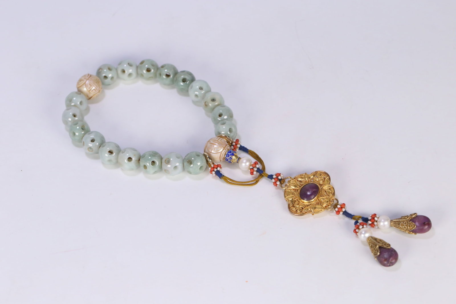An Exquisite Jadeite Bracelets: An Exquisite Jadeite Bracelets,Qing Dynasty,China,Size:0.5in,Weight:86.7g翡翠手串,中国清代,Size:1.3cm,Weight:86.7g