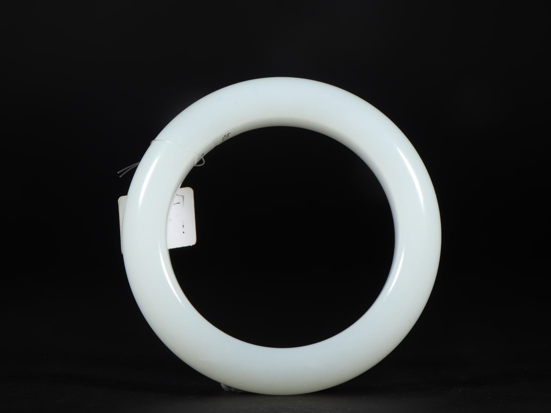 An Exquisite White Jade Bracelets: An Exquisite White Jade Bracelets,Qing Dynasty,China,Size:2.2inx3.1in,Weight:110g白玉手镯,中国清代,Size:5.6cmx7.9cm,Weight:110g