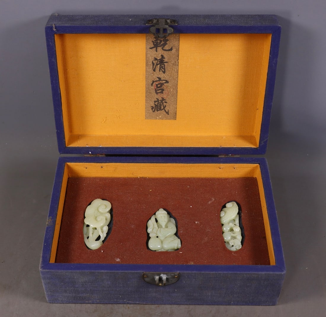 A Set of Fine White Jade Figure Ganoderma lucidum Hand Pieces: A Set of Fine White Jade Figure Ganoderma lucidum Hand Pieces,Qing Dynasty,China,Size:(Figure)2.6inx1.8inx0.4in,0.6inx3inx1.2in,Total