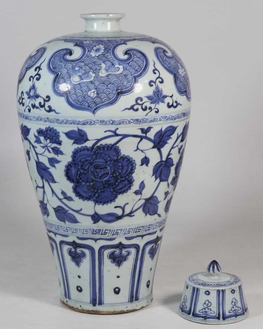 A Huge Blue and White Lotus,Seawater and Mandarin Duck Pattern Bottle: A Huge Blue and White Lotus,Seawater and Mandarin Duck Pattern Bottle,Yuan Dynasty, China,Size:17.2inx15.6in青花缠枝莲海水鸳鸯纹盖