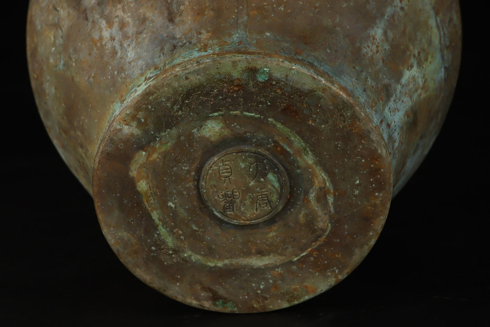 An Exquisite Silver-Gilt Bronze Animal Pattern Loop-Handled Pot - 9