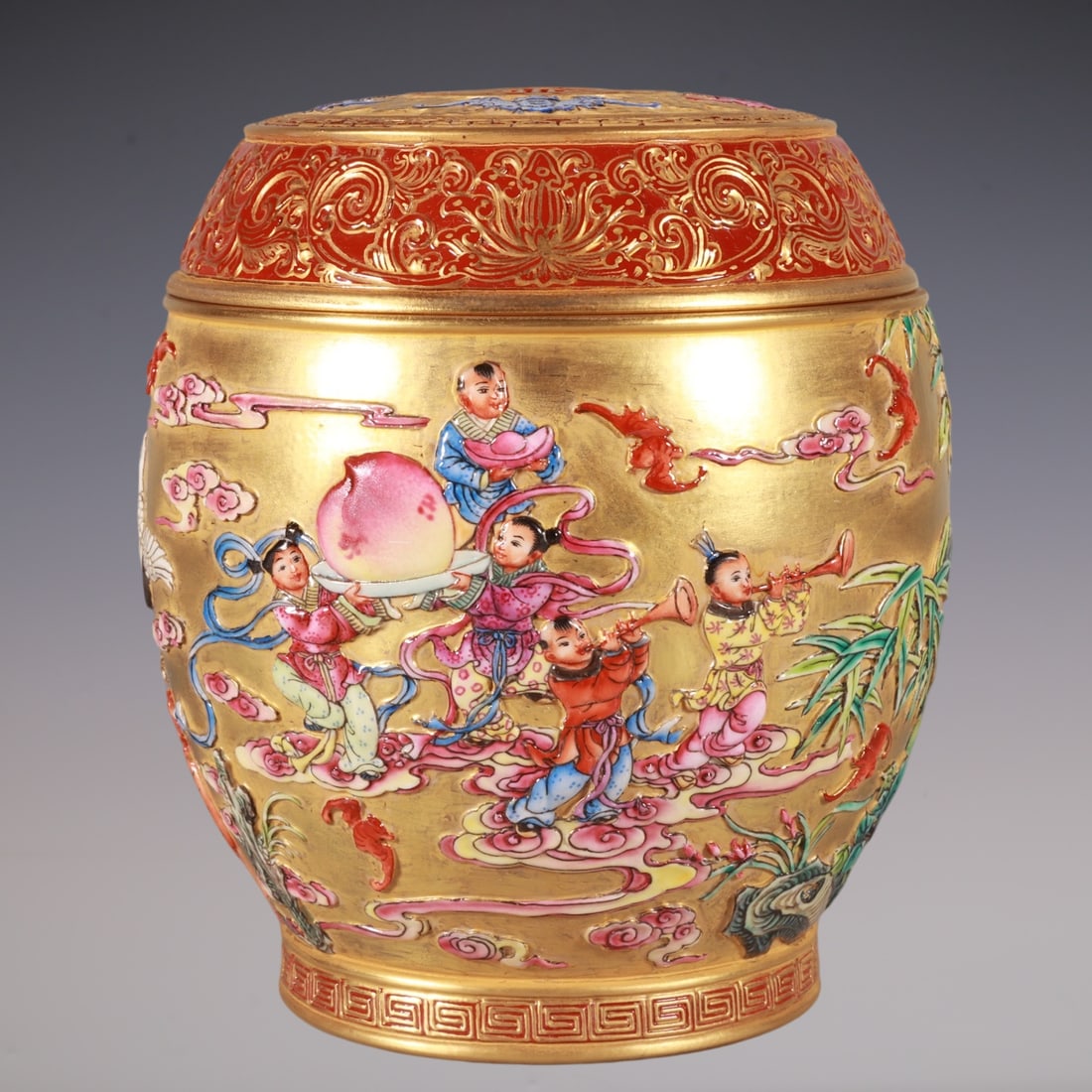 An Exquisite Enamel Gold Ground Character and Story Pattern Jar with Cover: An Exquisite Enamel Gold Ground Character and Story Pattern Jar with Cover,Qing Dynasty, China,Qianlong Six-character Mark,Size:10inx5.3in珐琅彩金地人物ਠ