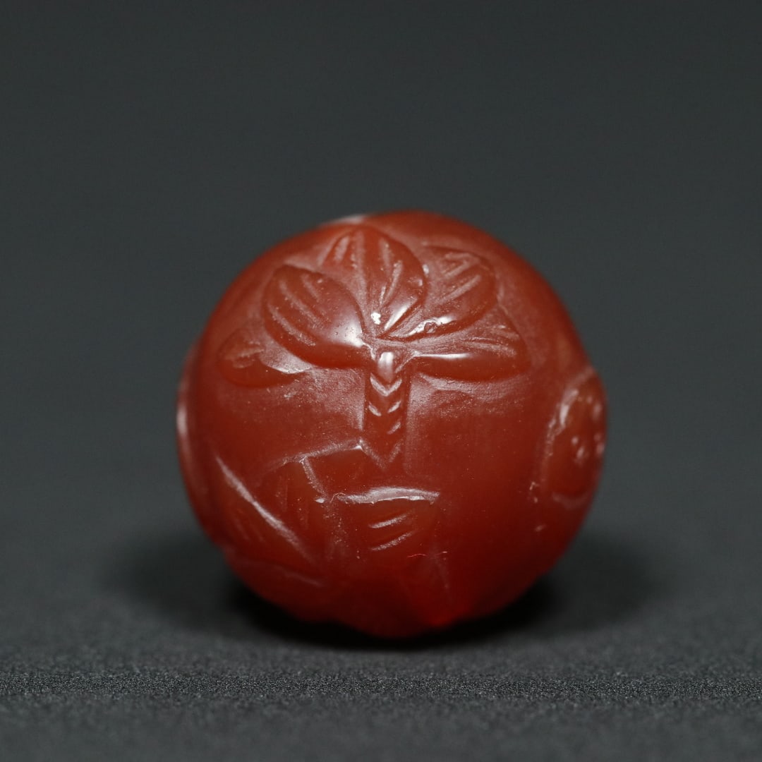 An Exquisite Agate Lotus Pattern Bead: An Exquisite Agate Lotus Pattern Bead,Qing Dynasty,China,Size:0.8in,Weight:10.1g玛瑙荷花纹珠子,中国清代,Size:2cm,Weight:10.1g