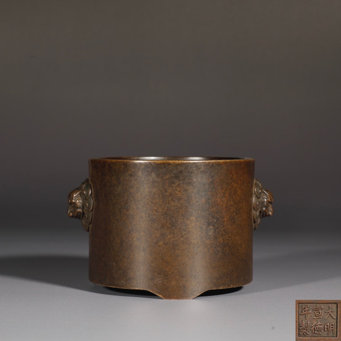 An Exquisite Bronze Lion-Ears Tripod Censer: An Exquisite Bronze Lion-Ears Tripod Censer,Ming Dynasty,China,Xuande Six-character Mark,Size:2.8inx3.8in,Weight:1000g铜狮耳三足香炉，中国&#
