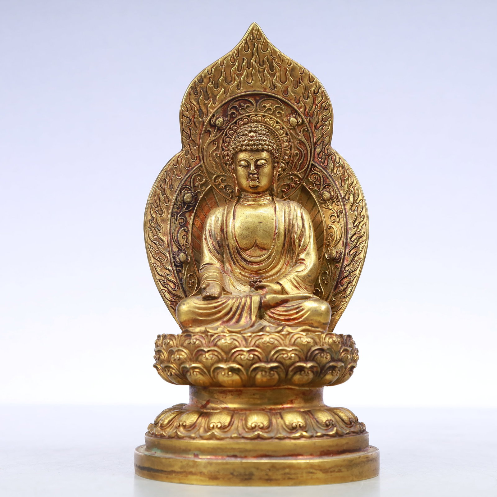 A Exquisite Gilt Bronze Statue of Sakyamuni Ornament: A Exquisite Gilt Bronze Statue of Sakyamuni Ornament Ming Dynasty, China Size:3.7inx7.5in Weight:1100g铜鎏金如来佛像摆件 中国明&