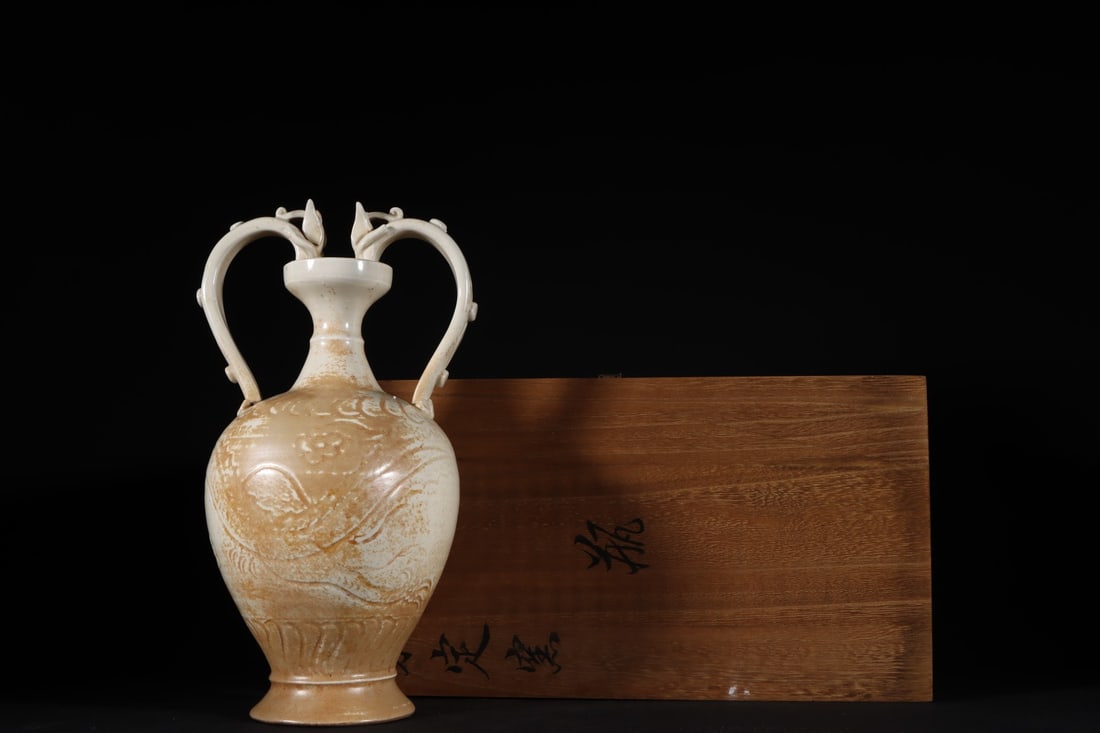 An Exquisite Ding yao Auspicious Cloud and Dragon Pattern Dragon-Ears Vase: An Exquisite Ding yao Auspicious Cloud and Dragon Pattern Dragon-Ears Vase,Song Dynasty,China,Size:11.4inx6.7in定窑祥云龙纹龙耳瓶,中国