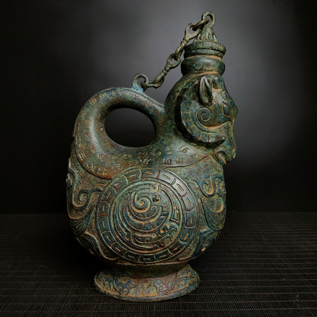 An Archaic Bronze Sheep-head Bird Pattern Loop-Handled Pot,With Inscription (1 of 9)