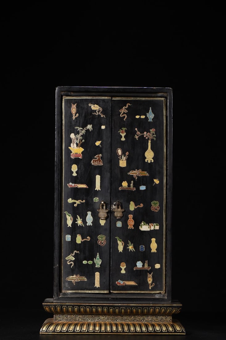 A Huge Wooden Lacquerware Painted Gold Bogu Pattern Ornament: A Huge Wooden Lacquerware Painted Gold Bogu Pattern Ornament,Qing Dynasty,China,Qianlong Six-character Mark,Size:18.1inx10.6inx4.1in,Weight:2395g木胎漆器描金博
