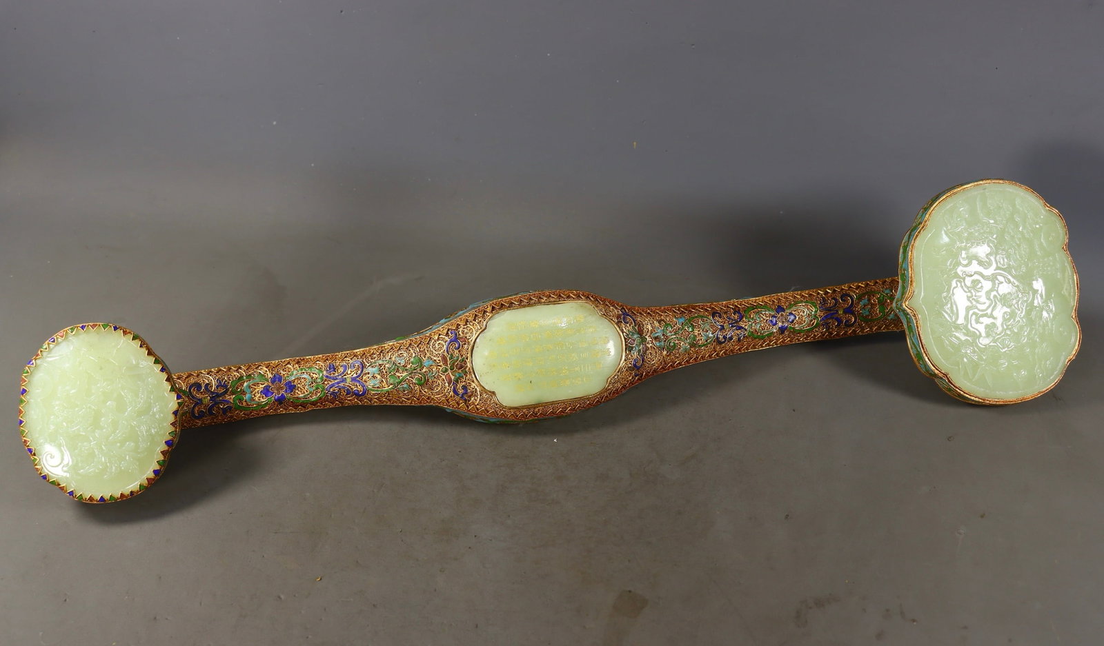 A Huge Filigree and Gilding Inlaid White Jade Pine,Bamboo and Plum Blossom Pattern Ruyi,With Poem: A Huge Filigree and Gilding Inlaid White Jade Pine,Bamboo and Plum Blossom Pattern Ruyi,With Poem,Qing Dynasty,China,Qianlong Four-character Mark,Size:4.3inx26.4inx5.9in,Weight:3500g花丝&#