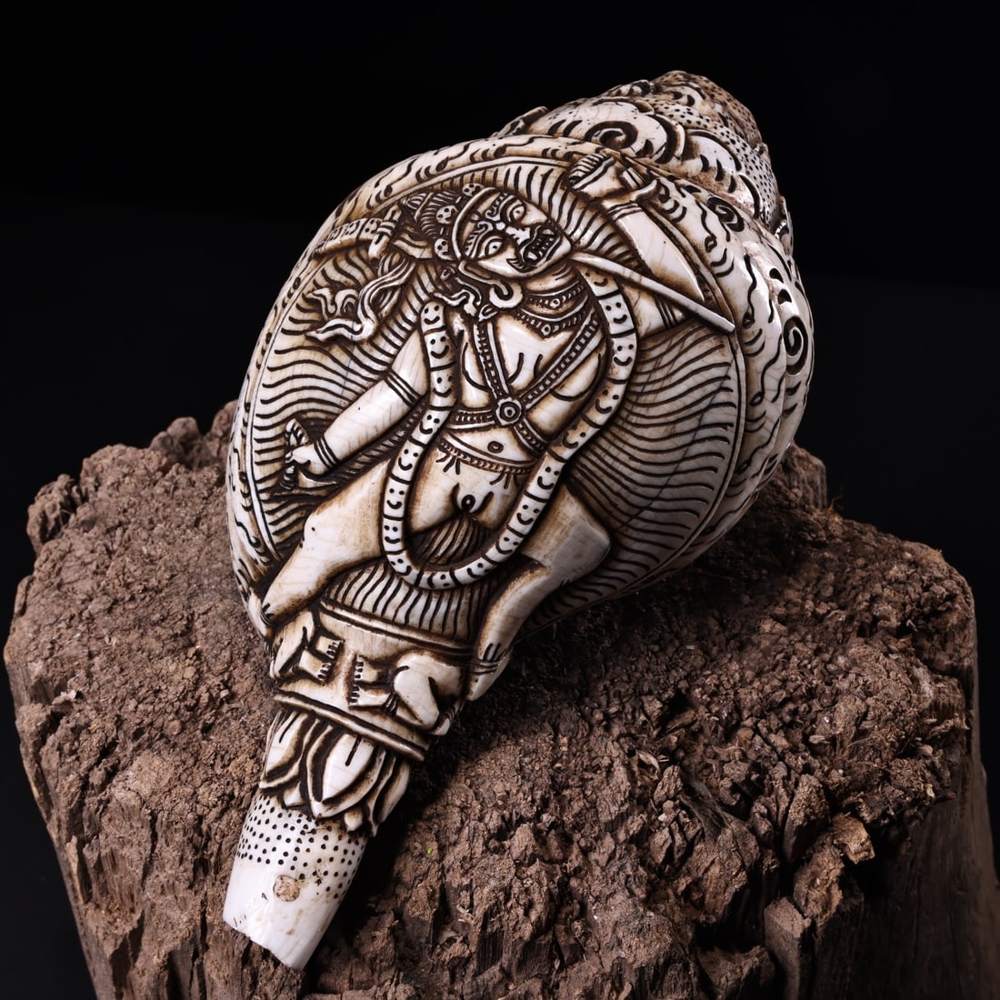 An Exquisite Conch Buddha Statue Pattern Ornament