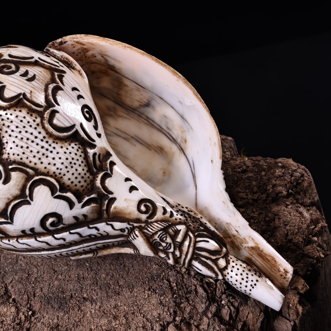 An Exquisite Conch Buddha Statue Pattern Ornament - 6