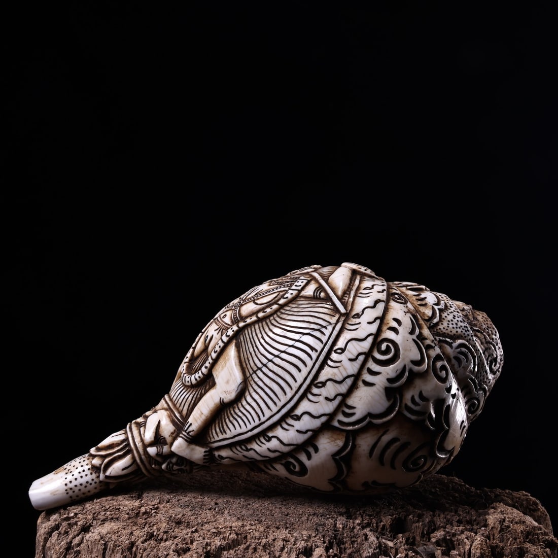 An Exquisite Conch Buddha Statue Pattern Ornament - 8