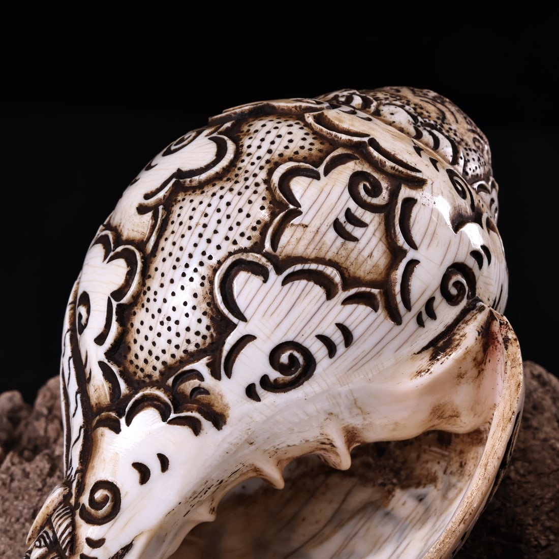 An Exquisite Conch Buddha Statue Pattern Ornament - 9