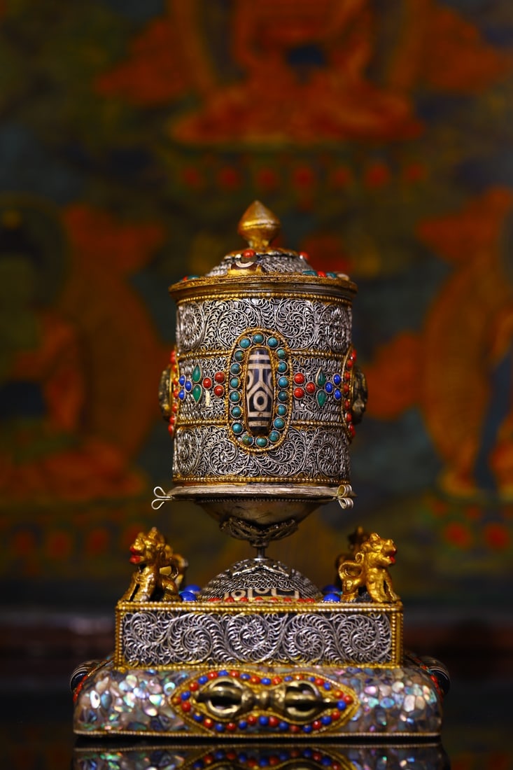 An Exquisite Silver Inlaid Gems and Dzi Bead Ornament,With Scriptures: An Exquisite Silver Inlaid Gems and Dzi Bead Ornament,With Scriptures,Qing Dynasty,China,Size:7.9inx5.1in,Weight:930g银镶宝石和天珠摆件,带&#