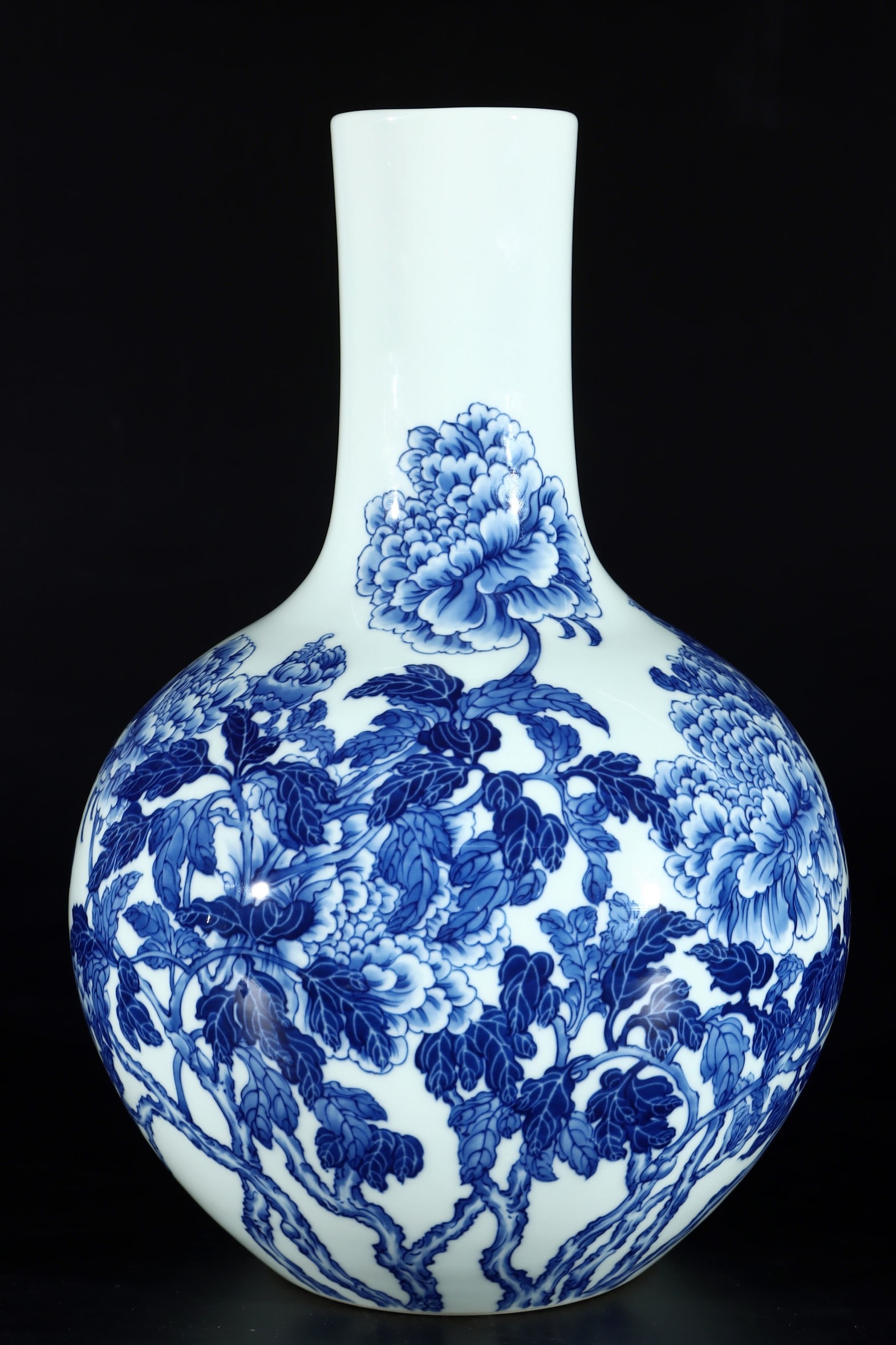 A Rare Blue and White Peony Pattern Vase?: A Rare Blue and White Peony Pattern Vase?,Qing Dynasty, China,With Mark,Size:13inx8.9in青花牡丹纹瓶‌,中国清代,带款,Size:33