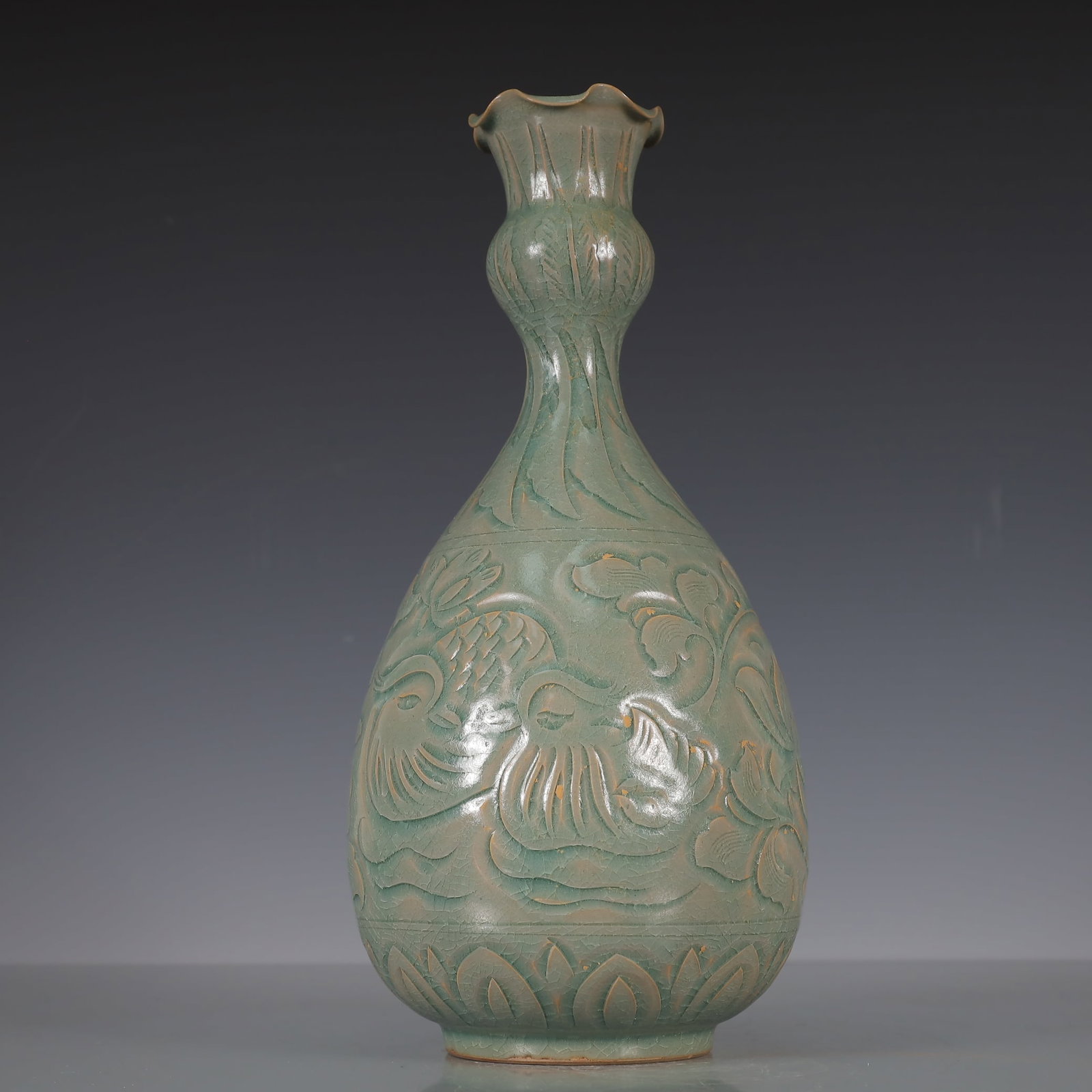 A Exquisite Yao zhou yao Flower and Bird Pattern Vase: A Exquisite Yao zhou yao Flower and Bird Pattern Vase Song Dynasty, China Size:5.5inx5.5inx11.8in Weight:1100g耀州窑花鸟纹瓶 中国宋代 