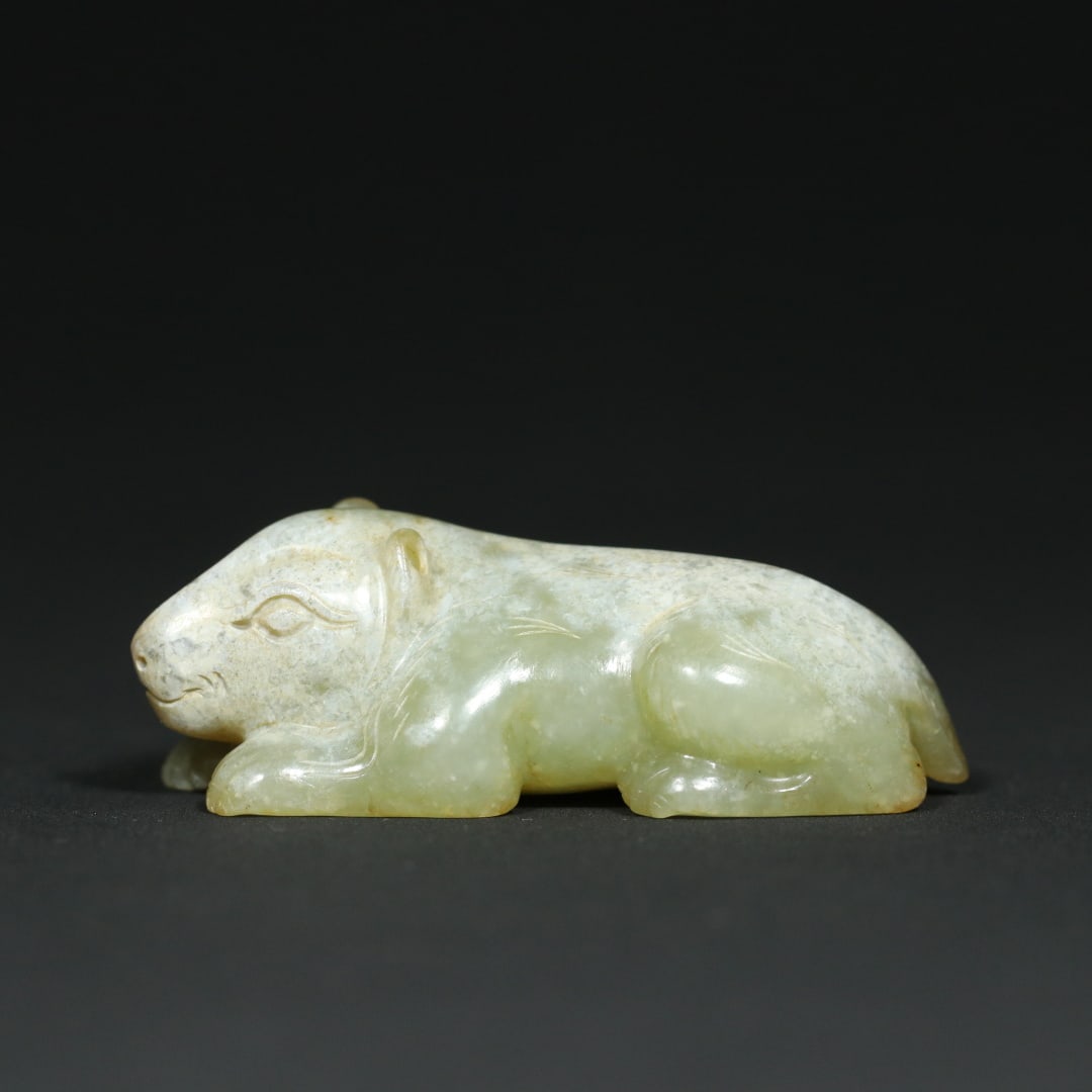 An Exquisite White Jade Bear Ornament: An Exquisite White Jade Bear Ornament,Han Dynasty,China,Size:2.8inx1.3inx0.9in,Weight:71.6g白玉熊摆件,中国汉代,Size:7cmx3.2cmx2.4cm,Weight:71.6g