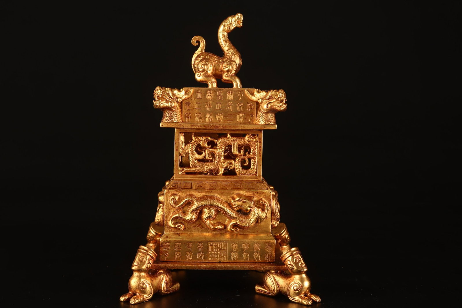 A Set of Fine Gilt Bronze Dragon Pattern Beast-Shaped Seals: A Set of Fine Gilt Bronze Dragon Pattern Beast-Shaped Seals,Qing Dynasty,China,Size:(Total)9.1inxx6.1in,(Bear)3.9inxx2.2in,Total,Total Weight:4965g一套铜鎏金龙ń