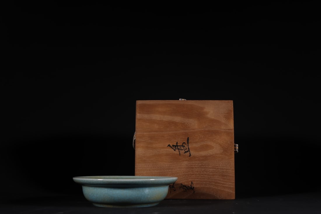 An Exquisite Ru yao Sky Blue Glazed Plate: An Exquisite Ru yao Sky Blue Glazed Plate,Song Dynasty,China,Size:1.8inx7.1in汝窑天青釉盘,中国宋代,Size:4.5cmx18cm
