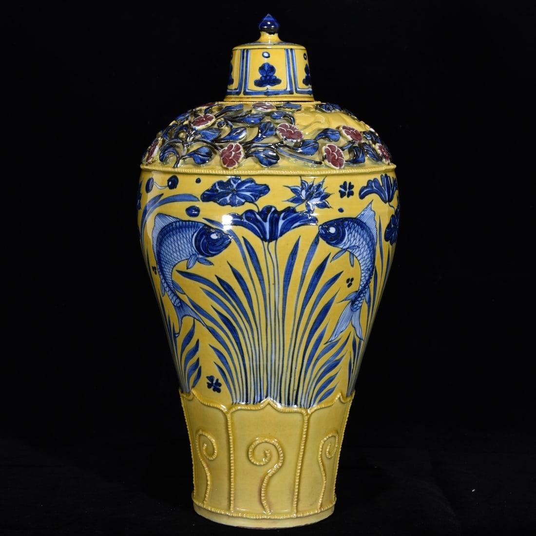 A Rare Yellow Ground Blue and White Underglaze-Red Hornwort Pattern Bottle (1 of 9)