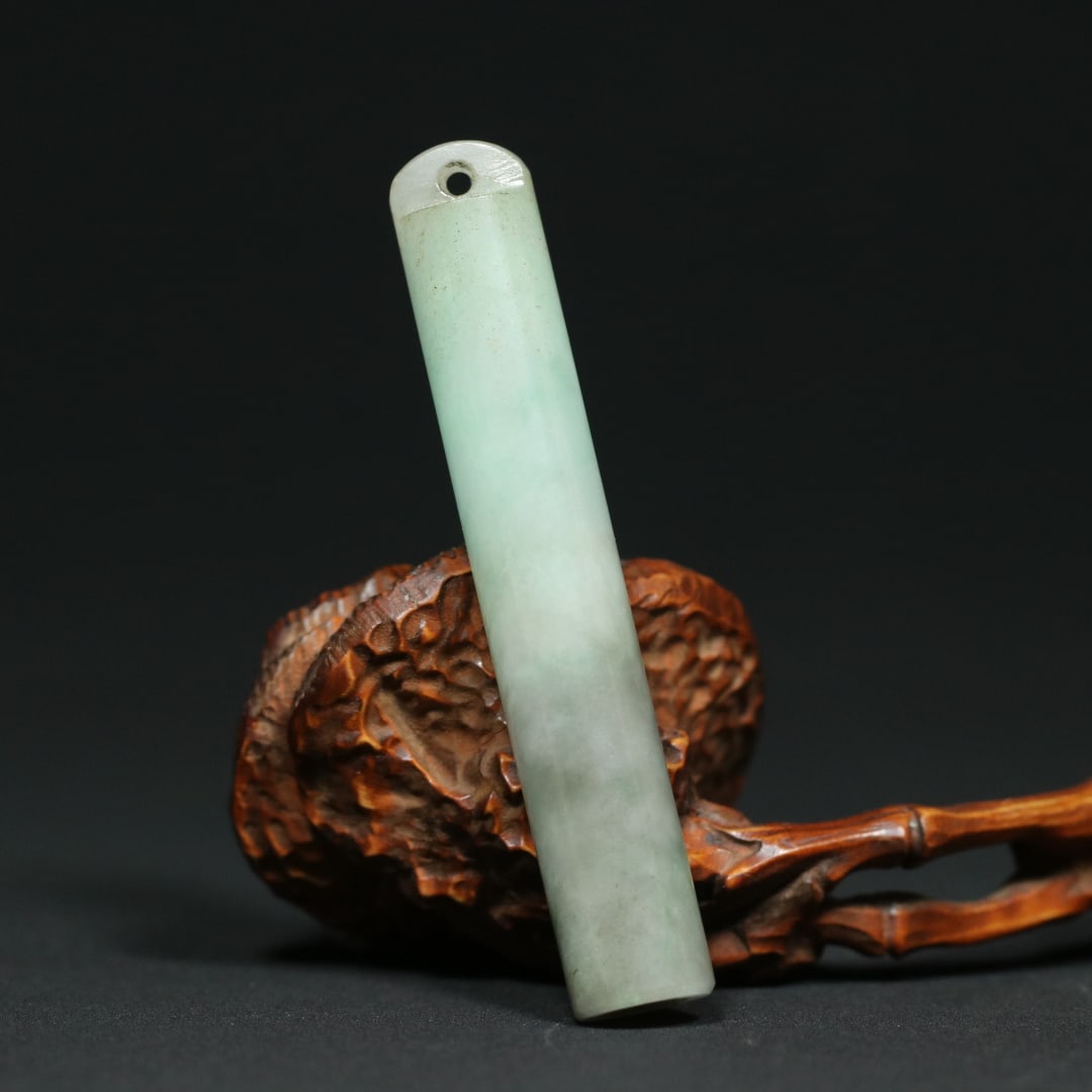 An Exquisite Jadeite Pendant: An Exquisite Jadeite Pendant,Qing Dynasty,China,Size:0.5inx3in,Weight:23.3g翡翠挂件,中国清代,Size:1.3cmx7.7cm,Weight:23.3g