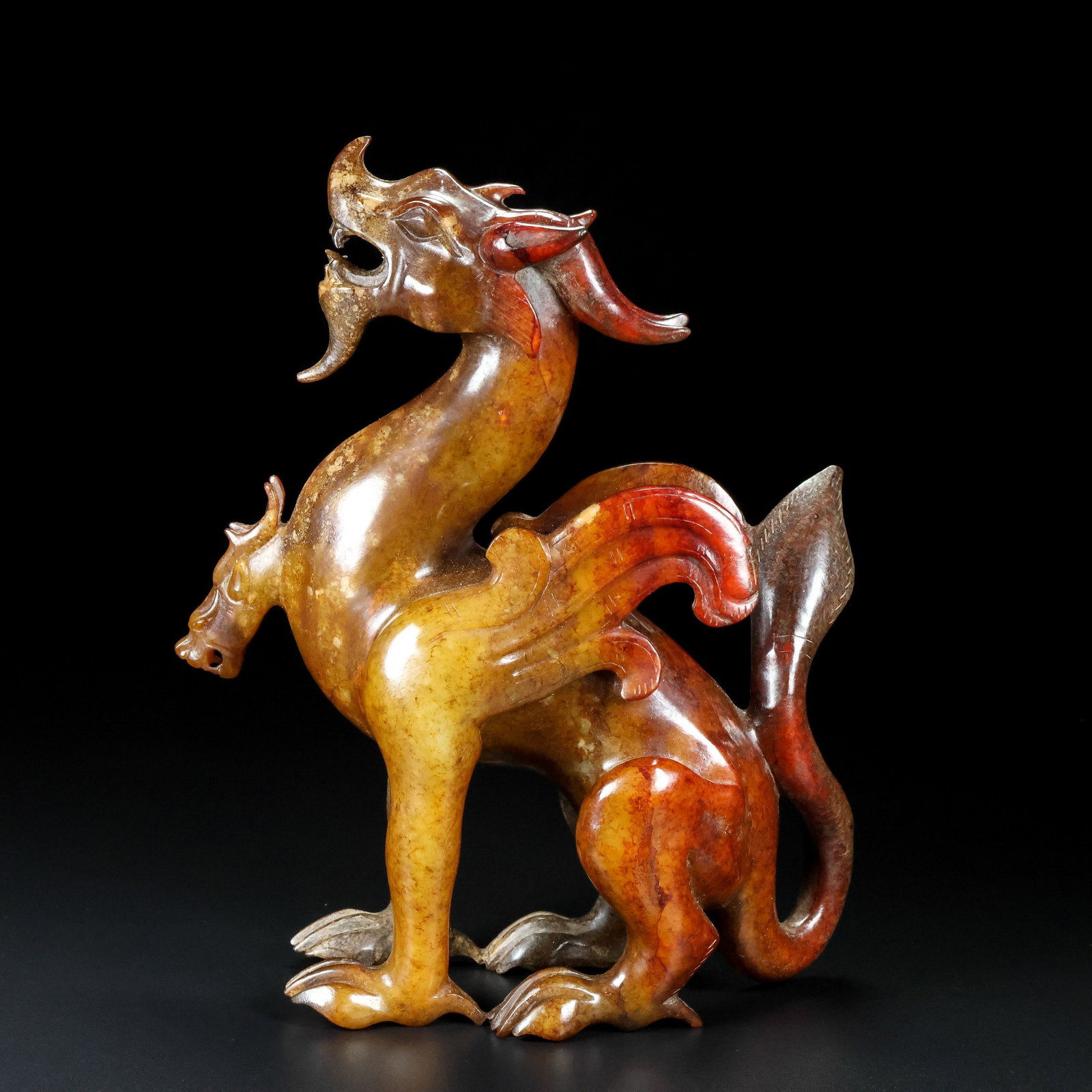 An Exquisite White Jade Auspicious Beast Ornament: An Exquisite White Jade Auspicious Beast Ornament,Qing Dynasty,China,Size:7.9inx8.3inx3.5in,Weight:1378g白玉瑞兽摆件,中国清代,Size:20cmx21cm