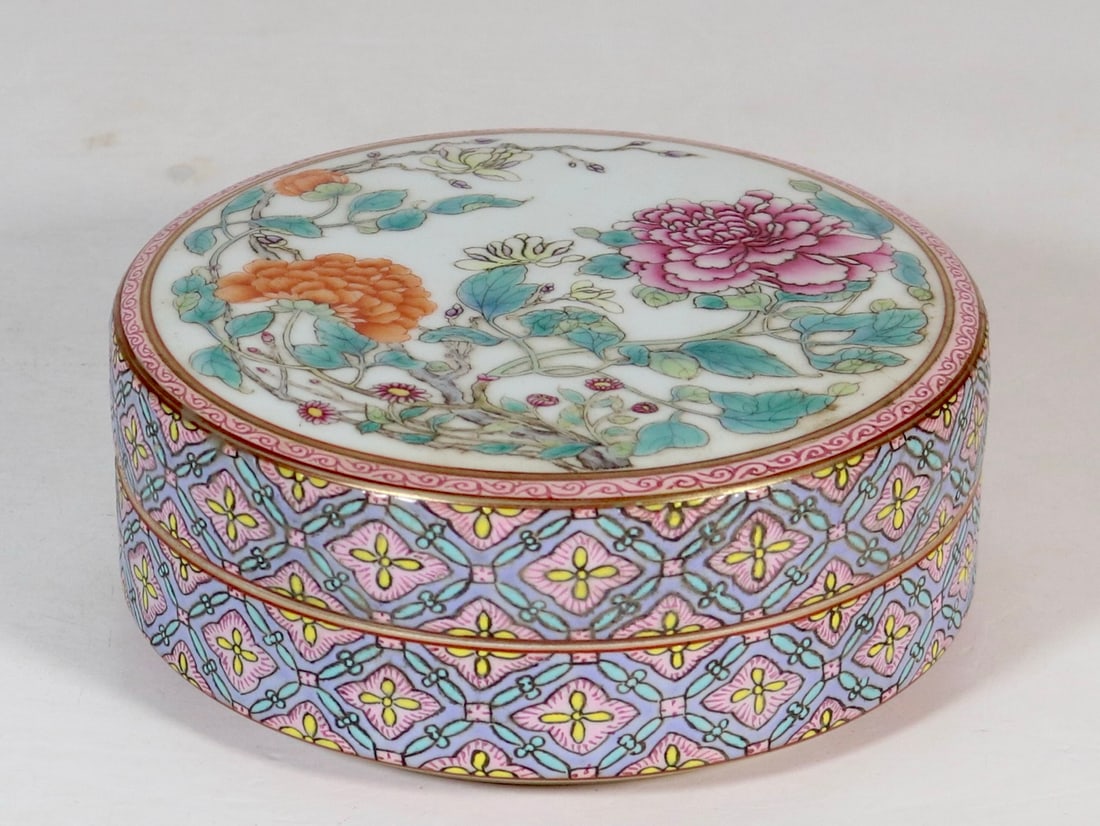 An Exquisite Famille-Rose Flower Pattern Box with Cover: An Exquisite Famille-Rose Flower Pattern Box with Cover,Qing Dynasty, China,Qianlong Six-character Mark,Size:2.7inx6.6in粉彩花卉纹盖盒,中国清