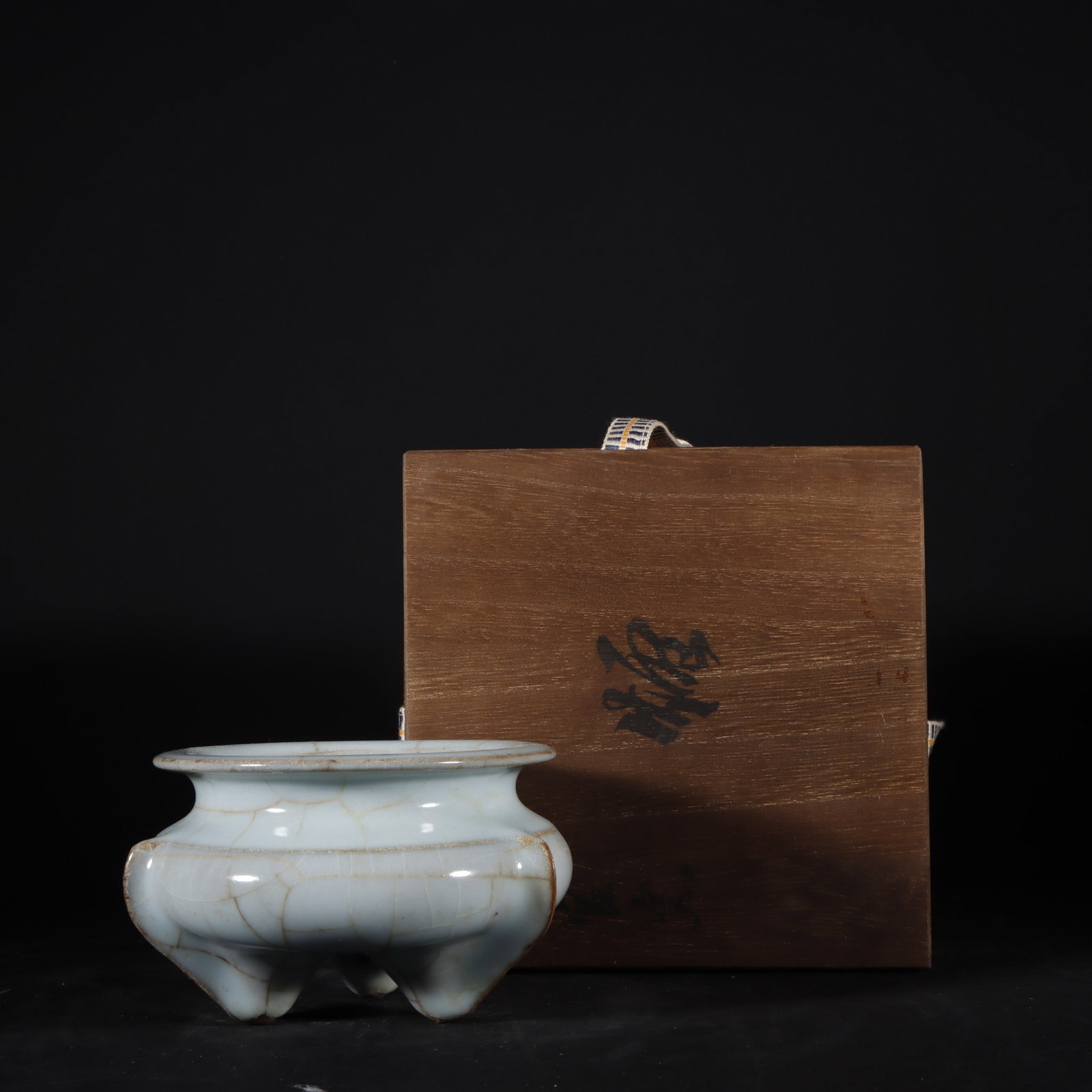 An Exquisite Guan yao Celadon Glazed Tripod Censer: An Exquisite Guan yao Celadon Glazed Tripod Censer,Song Dynasty,China,Size:2.7inx4.5in官窑粉青釉三足香炉,中国宋代,Size:6.8