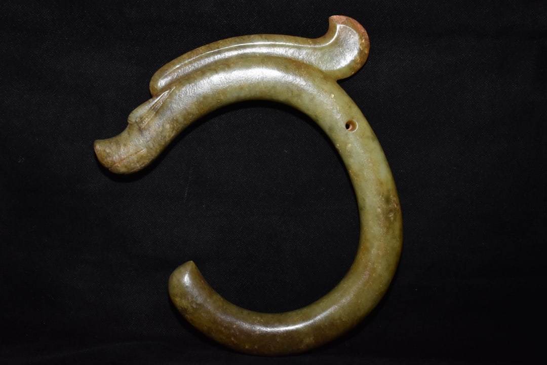 An Exquisite White Jade Dragon Pendant: An Exquisite White Jade Dragon Pendant,Hongshan Culture,Size:9.3inx9.8in,Weight:1060g白玉龙挂件,红山文化,Size:23.5cmx25cm,Weight:1060g