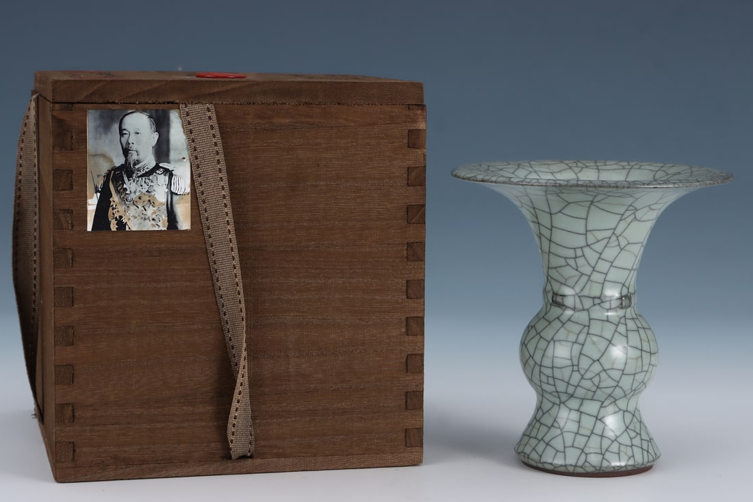 An Exquisite Ge yao Celadon Glazed Vase (1 of 8)