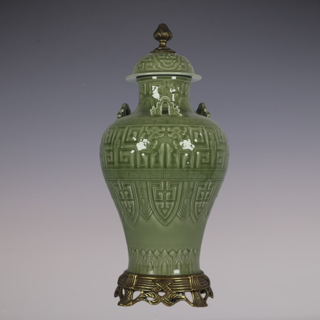 A Huge Celadon Glazed Inlaid Bronze Chi-Dragon Pattern Vase with Cover: A Huge Celadon Glazed Inlaid Bronze Chi-Dragon Pattern Vase with Cover,Qing Dynasty,China,Qianlong Six-character Mark,Size:19.1inx7.9inx6.7in青釉镶铜螭龙纹