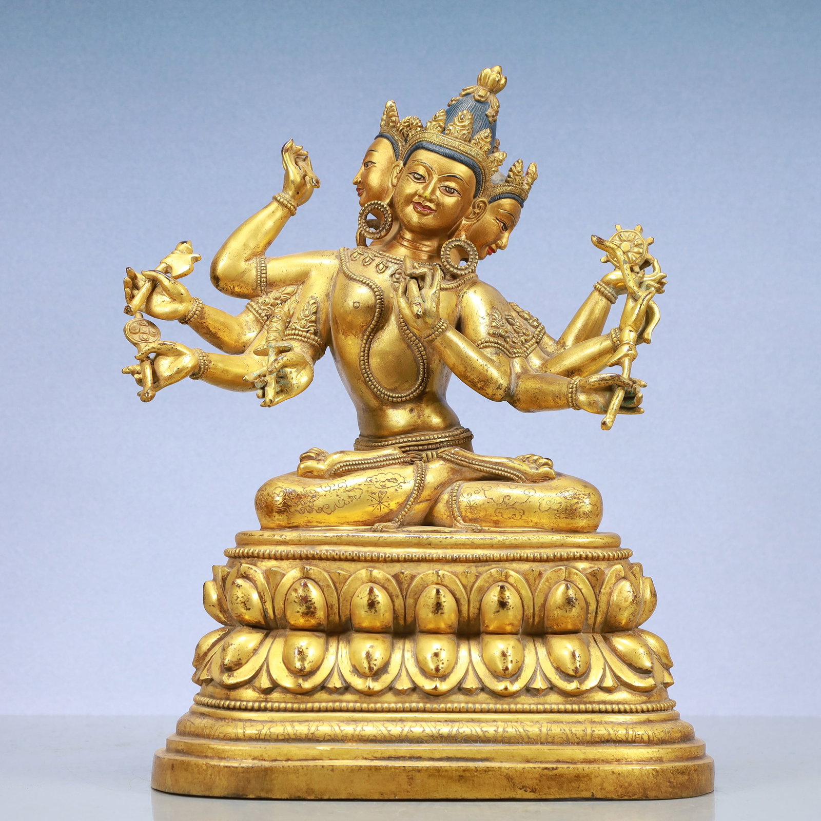 A Exquisite Gilt Bronze Statue of Avalokitesvara: A Exquisite Gilt Bronze Statue of Avalokitesvara Ming Dynasty, China Size:12.8inx7.1inx15.2in Weight:11500g铜鎏金观音 中国明代 Size:32.5cmx18cmx38