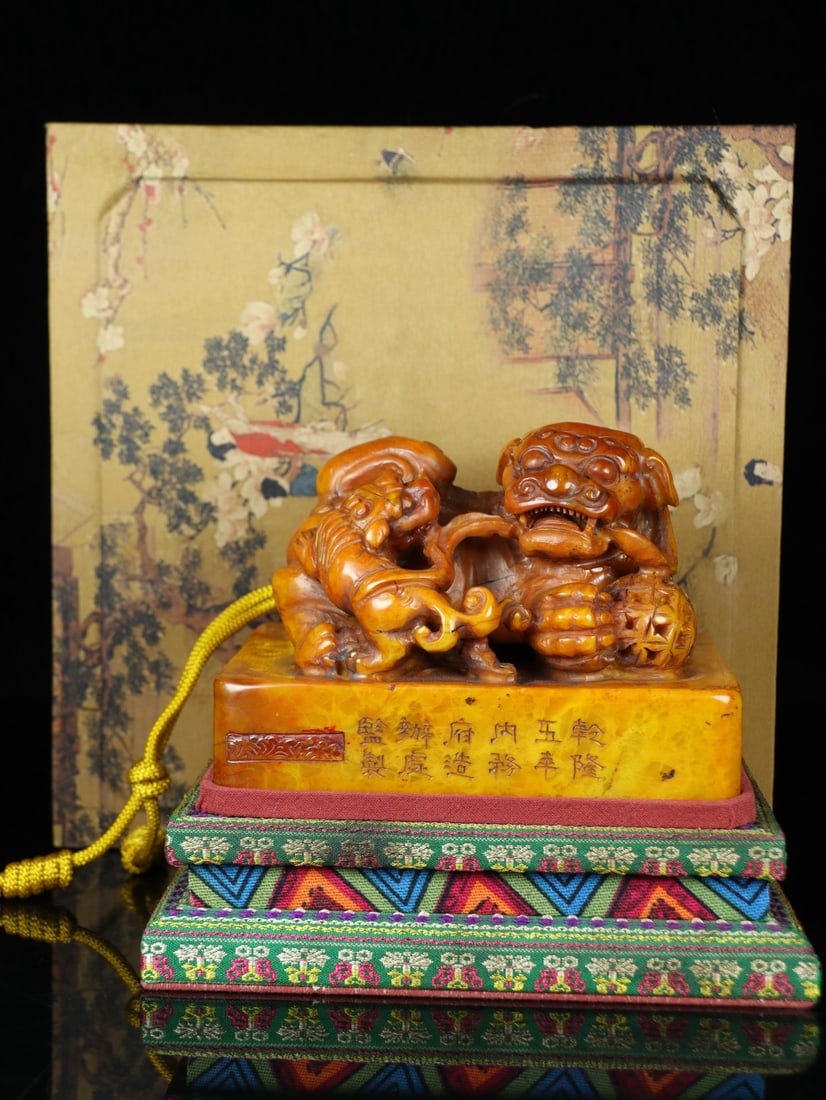 An Exquisite Shoushan Stone Auspicious Beast-Shaped Seal: An Exquisite Shoushan Stone Auspicious Beast-Shaped Seal,Qing Dynasty, China,Qianlong Mark,Size:3.7inx5.2inx3.9in,Weight:1735g寿山石瑞兽形印章,中&