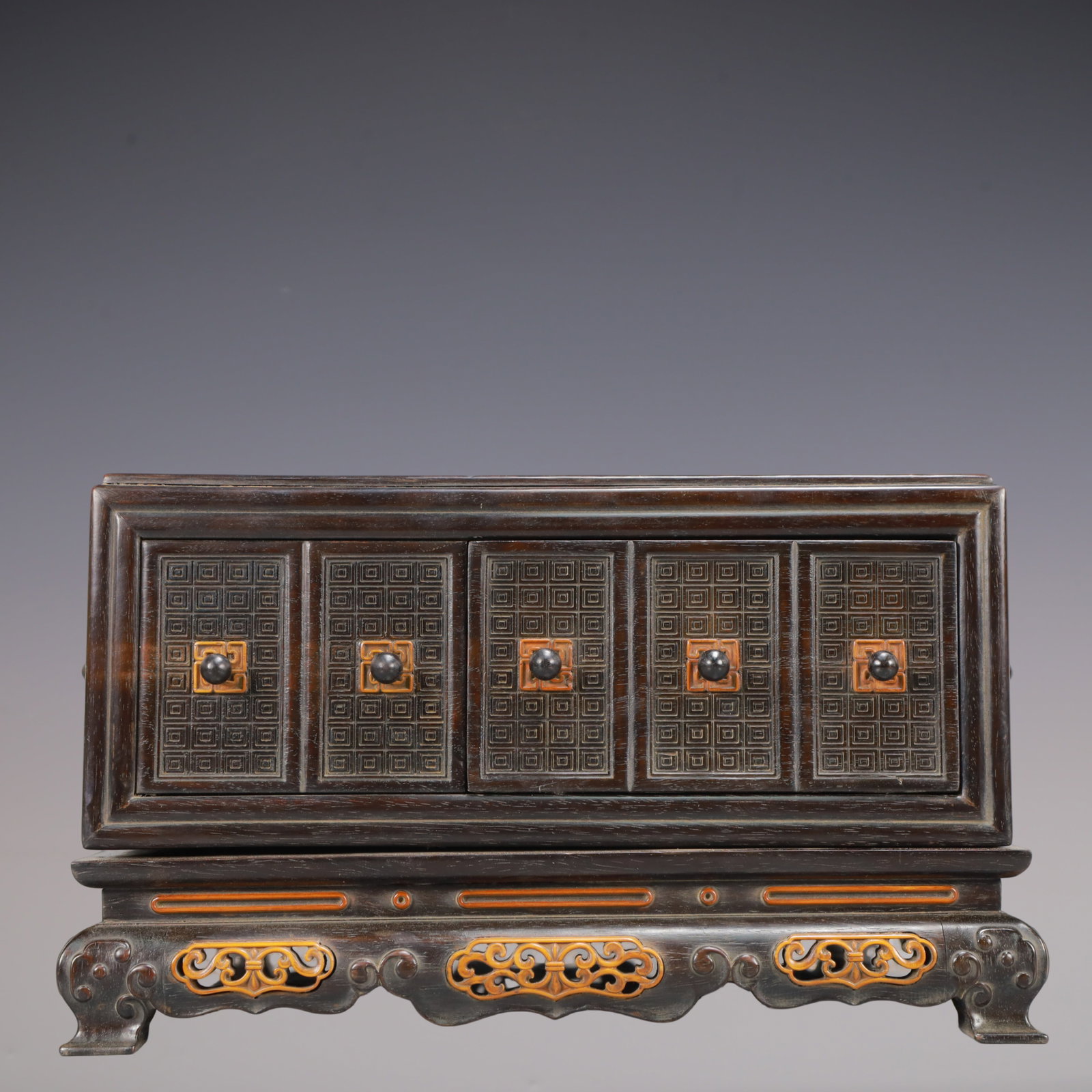 A Exquisite Zitanwood Bats Pattern Box: A Exquisite Zitanwood Bats Pattern Box Qing Dynasty, China Size:11.4inx11.4inx6.7in Weight:3800g紫檀木蝙蝠纹盒 中国清代 Size:29cmx29cm