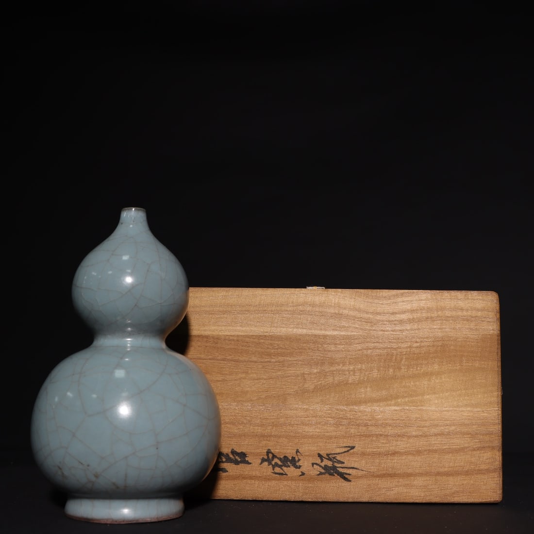 An Exquisite Guan yao Celadon Glazed Gourd Vase: An Exquisite Guan yao Celadon Glazed Gourd Vase,Song Dynasty,China,Size:7.1inx4.3in官窑青釉葫芦瓶,中国宋代,Size:18cmx11cm