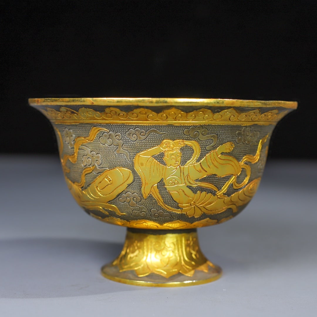 An Exquisite Gilt Silver Auspicious Cloud and Figure Pattern Bowl: An Exquisite Gilt Silver Auspicious Cloud and Figure Pattern Bowl,Tang Dynasty,China,Zhenguan Four-character Mark,Size:3.1inx4.7in,Weight:451g铜镀金祥云人物&#