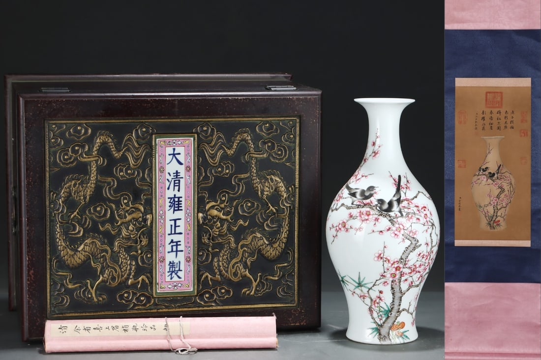 A Huge Famille-Rose Flower and Bird Pattern Vase,With Vertical Scroll Painting on Silk: A Huge Famille-Rose Flower and Bird Pattern Vase,With Vertical Scroll Painting on Silk,Qing Dynasty, China,Yongzheng Six-character Mark,Size:15.7inx7.1in,(Without frame)22.2inx11.2in粉彩&#