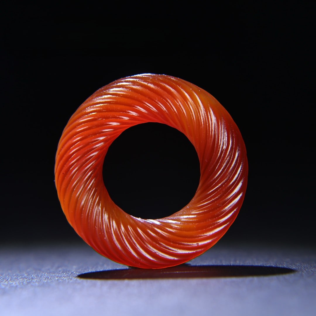 An Exquisite Agate Pendant: An Exquisite Agate Pendant,Qing Dynasty,China,Size:2.1inx0.5in,Weight:44g玛瑙挂件,中国清代,Size:5.4cmx1.3cm,Weight:44g