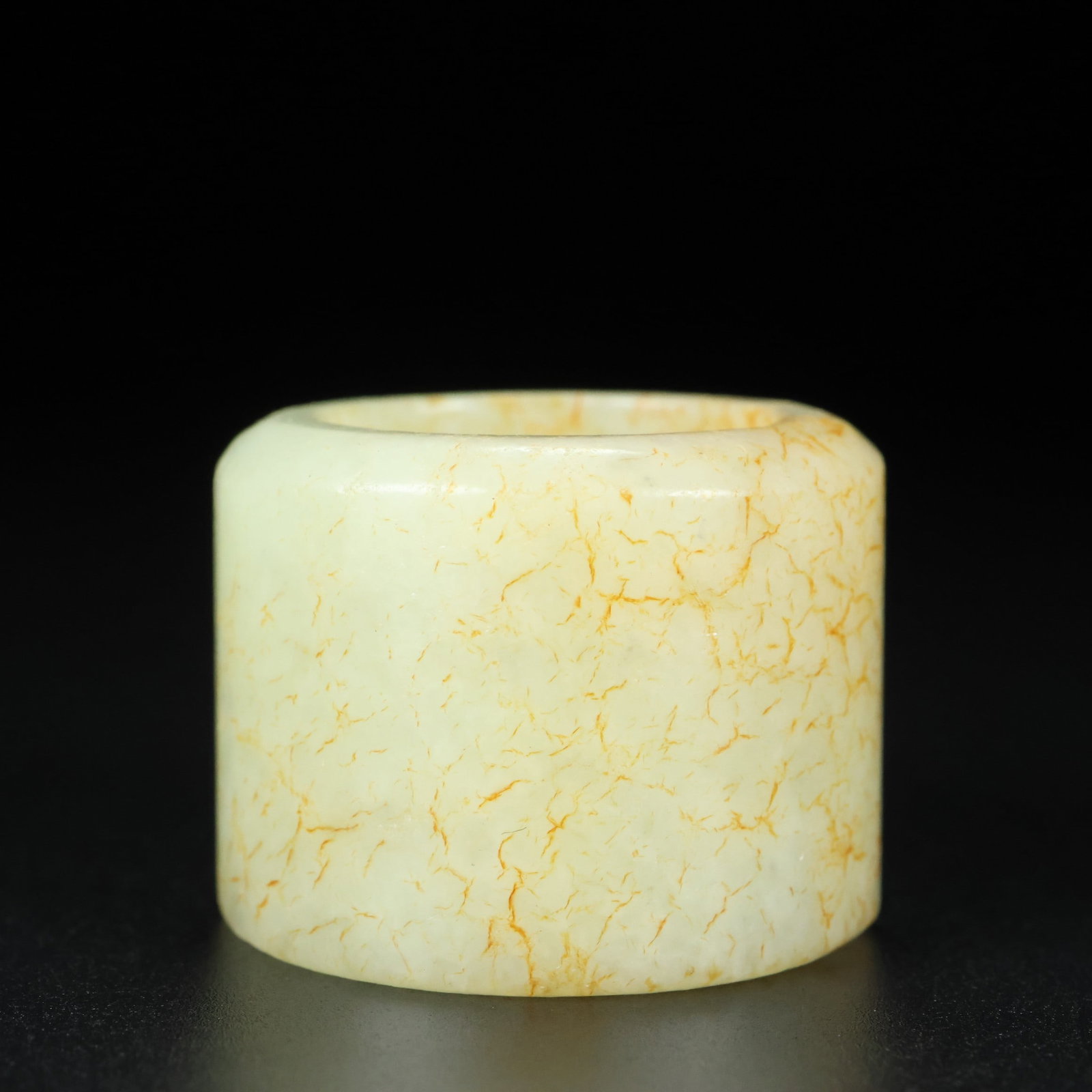 An Exquisite White Jade Fingerstall: An Exquisite White Jade Fingerstall,Qing Dynasty,China,Size:1.3inx1inx8.9in,Weight:36g白玉扳指,中国清代,Size:3.4cmx2.6cmx22.5cm,Weight:36g