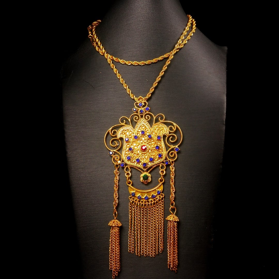 A Huge Filigree and Gilding Inlaid Gems Necklace: A Huge Filigree and Gilding Inlaid Gems Necklace,Qing