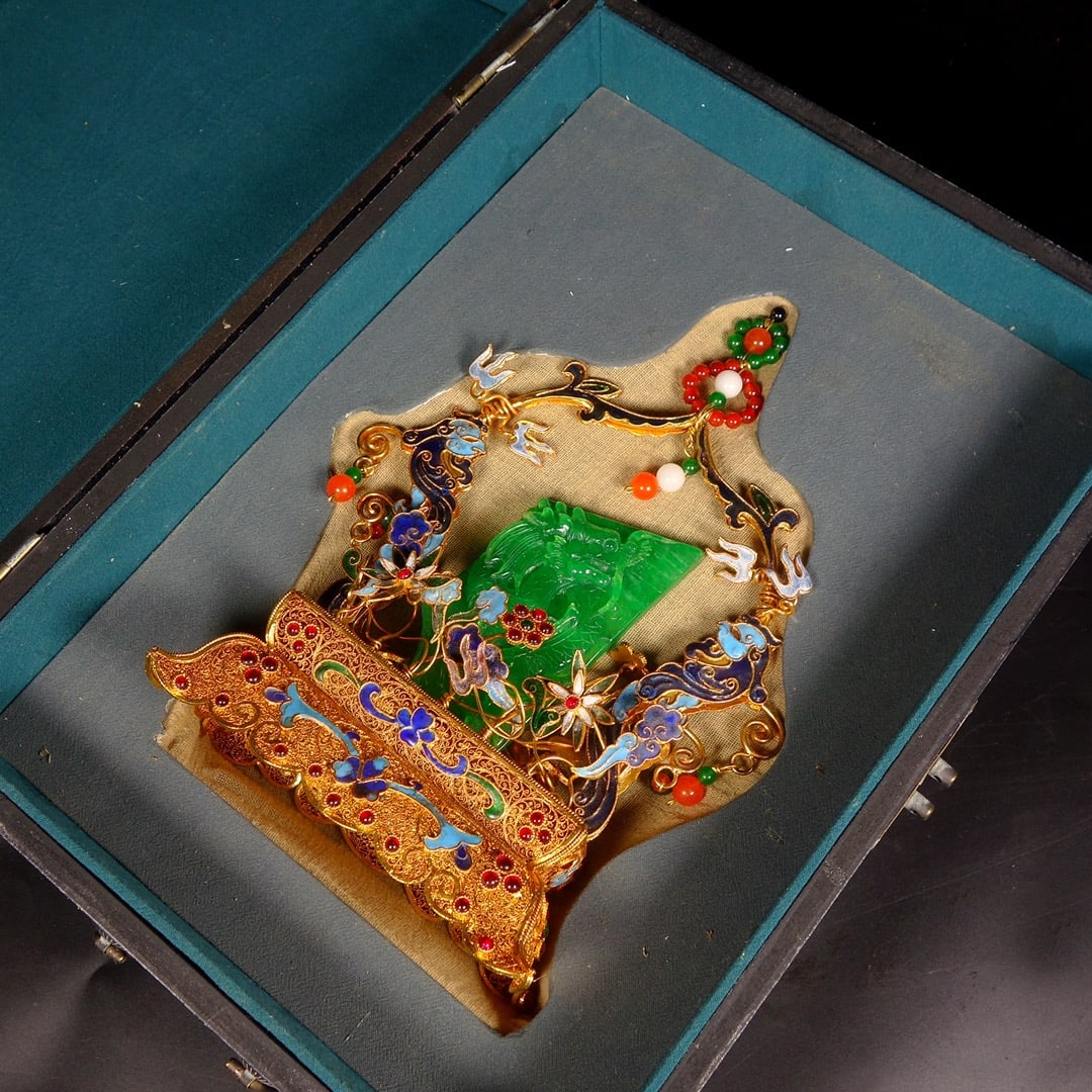 An Exquisite Filigree and Gilding Inlaid Jadeite Dragon Pattern Ornament,Inlaid Gems: An Exquisite Filigree and Gilding Inlaid Jadeite Dragon Pattern Ornament,Inlaid Gems,Qing Dynasty,China,Size:(Box)5.9inx6.7in,10.2inx5.9in,Total