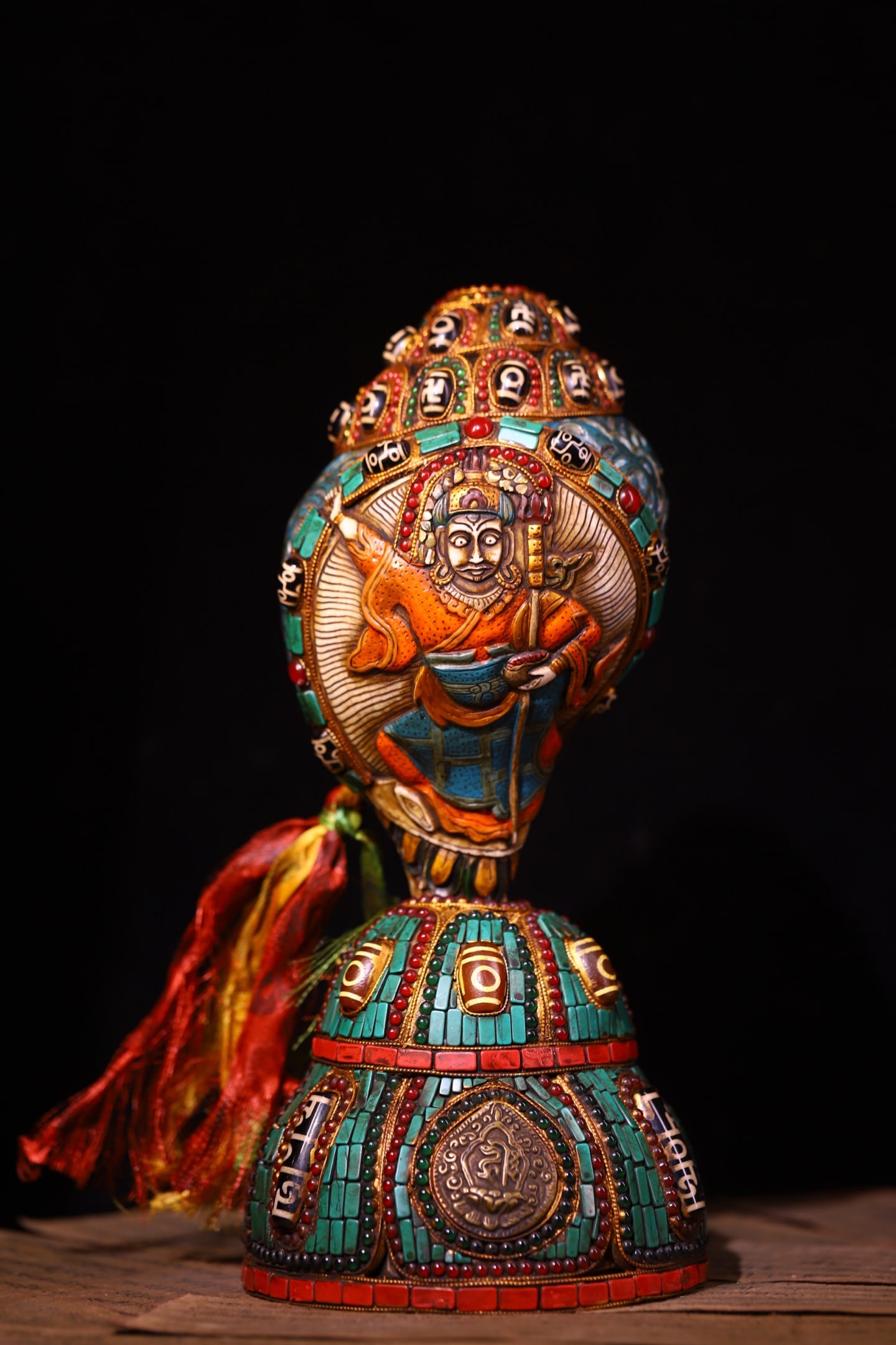 A Rare Sacred Conch Inlaid Dzi Bead and Gems Painted Color Buddha Statue Pattern Ornament (1 of 9)