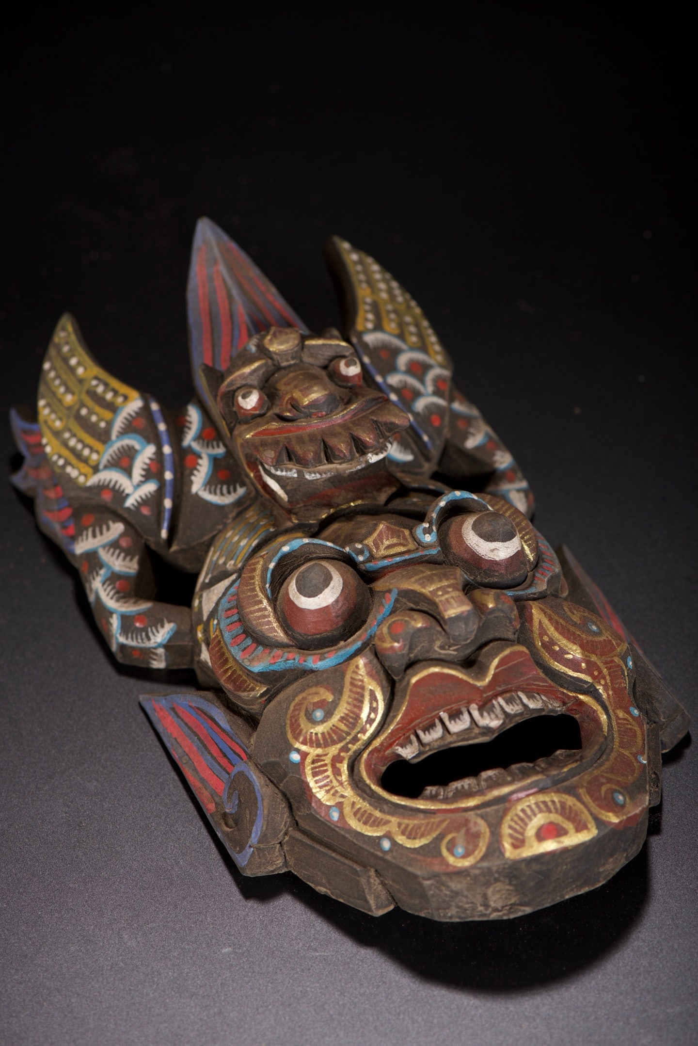 An Exquisite Wood Painted Color Painted Gold Beast-Face Pattern Mask (1 of 9)