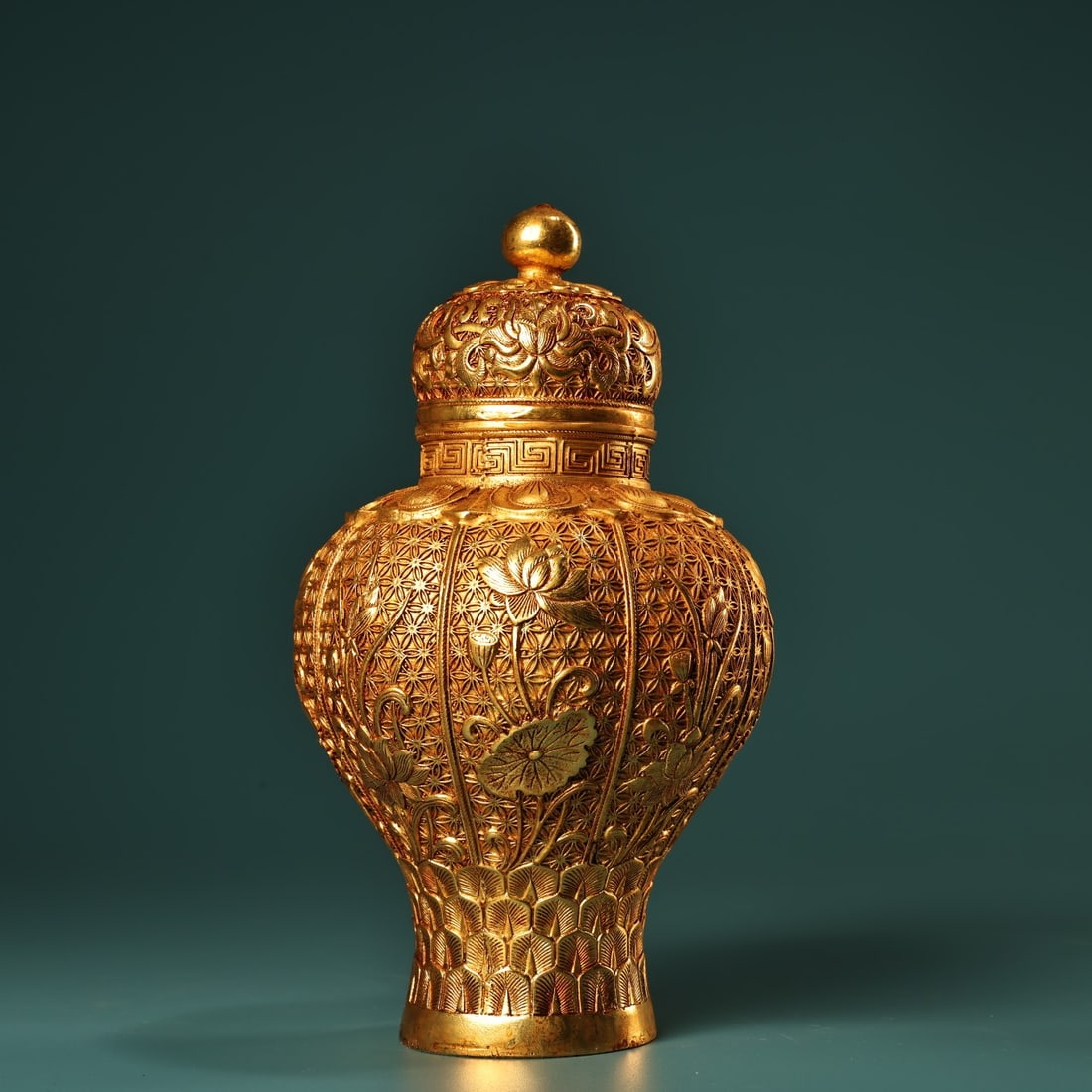 An Exquisite Gilt Bronze Lotus Pattern Jar with Cover: An Exquisite Gilt Bronze Lotus Pattern Jar with Cover,Qing Dynasty,China,Qianlong Four-character Mark,Size:7.1inx3.9in,Weight:700g铜鎏金荷花纹盖罐ᦁ