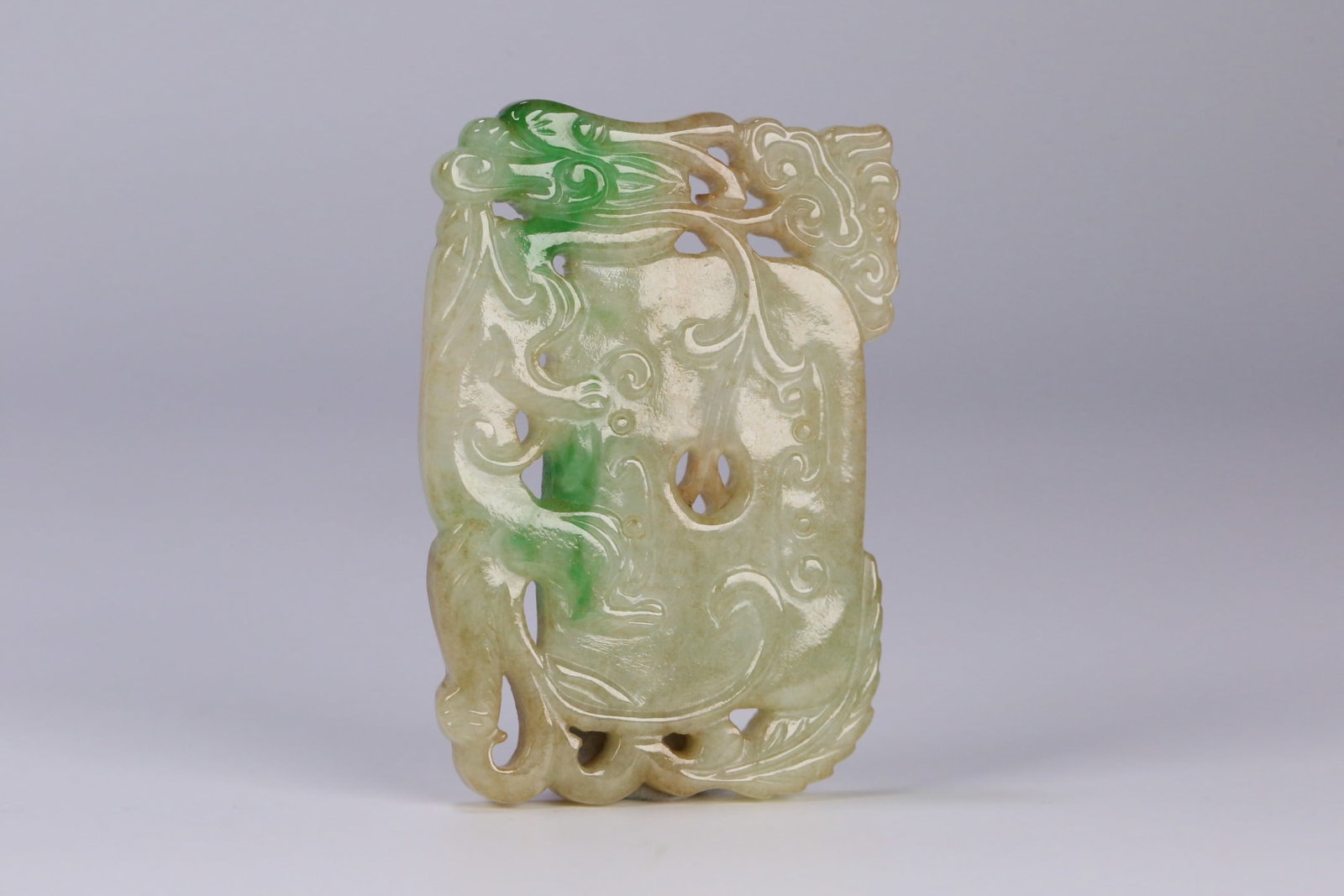 An Exquisite Jadeite Chi-Dragon Pattern Pendant: An Exquisite Jadeite Chi-Dragon Pattern Pendant,Qing Dynasty,China,Size:2inx1.4inx0.2in,Weight:26.4g翡翠螭龙纹挂件,中国清代,Size:5cmx3